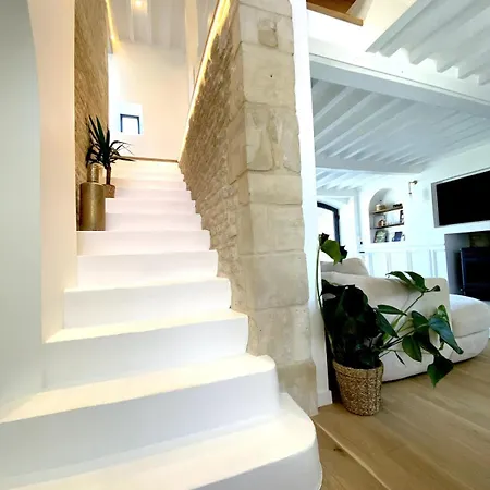 Oia - Stone House With Cycladic Charm *