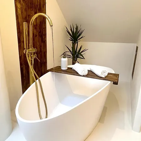 Villa Oia - Stone House With Cycladic Charm *