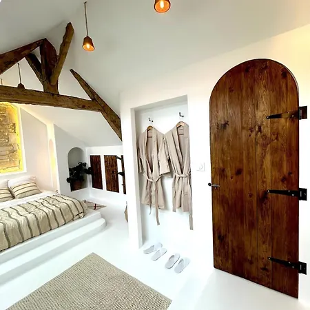 Oia - Stone House With Cycladic Charm * Reviers