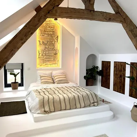 Oia - Stone House With Cycladic Charm *