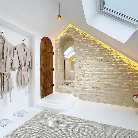 Oia - Stone House With Cycladic Charm Reviers